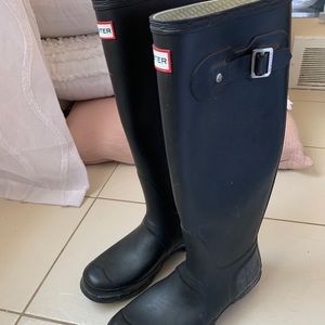 size 9 women’s matte black hunter boots